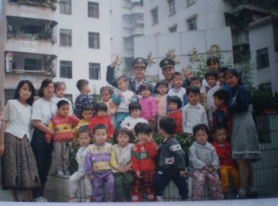 楊伊琳（1997年，後排右數第六個穿黃衣者）