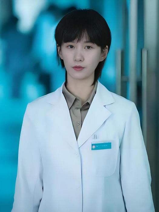 李翹(《促醒者》中由徐悅飾演的神經內科醫生) 李翹(《促醒者》中由徐悅飾演的神經內科醫生)