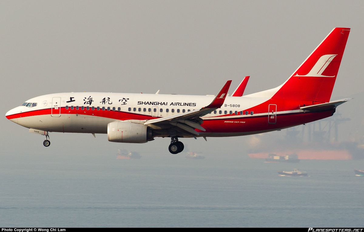 上海航空波音737-700客機