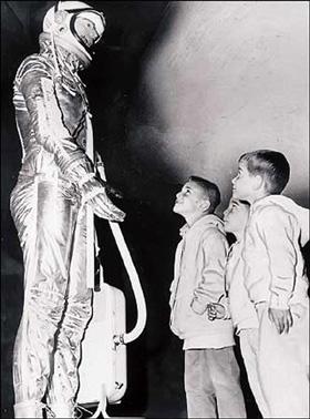 兒童參觀太空人展示