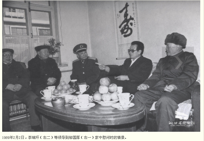 李瑞環在天津看望鄒國厚（右一）等老將軍