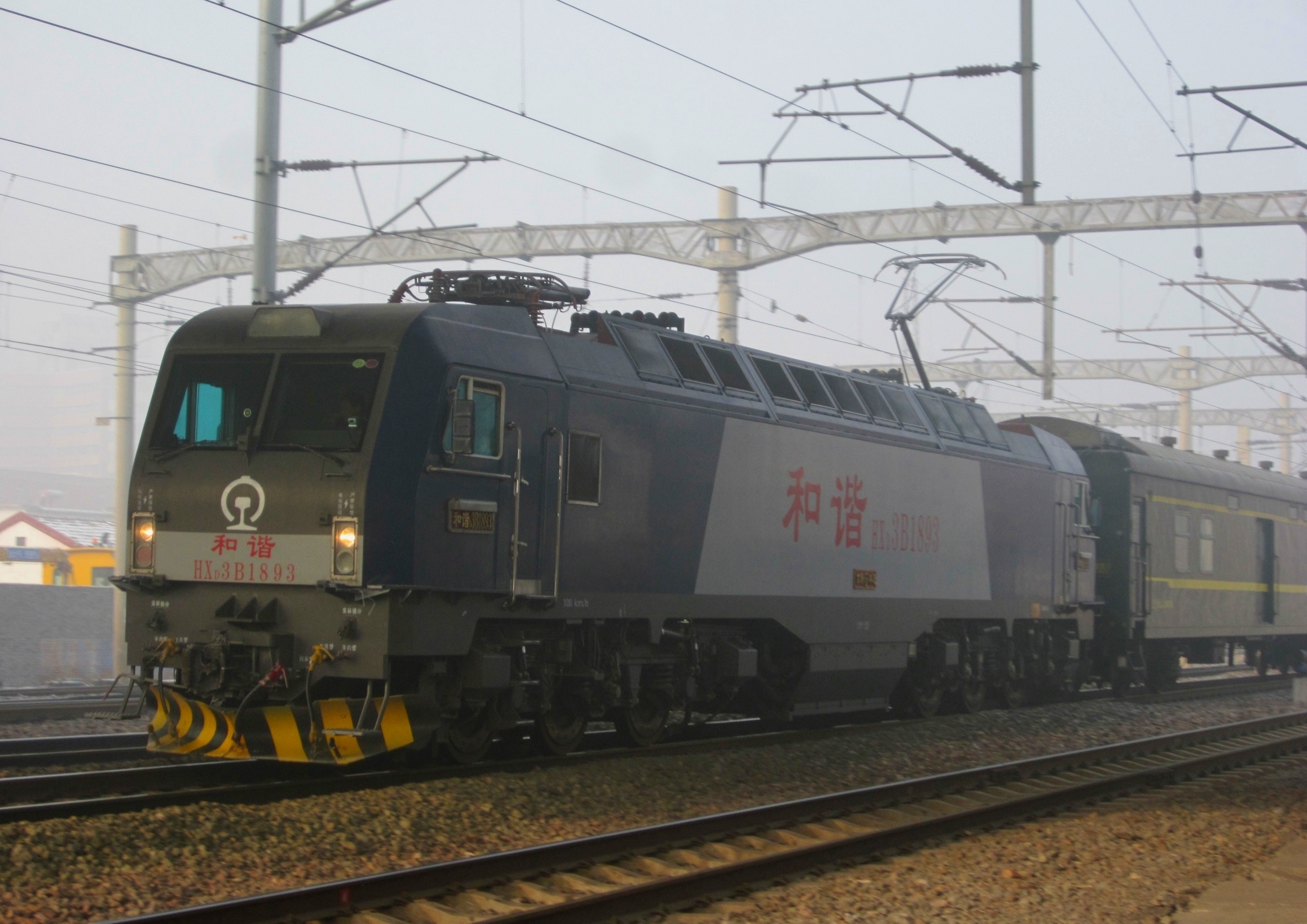 大修後的HXD3B1893牽引K5225次列車通過衡水一場