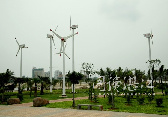 赤坎觀海長廊的大風車，成為一道獨特的風景