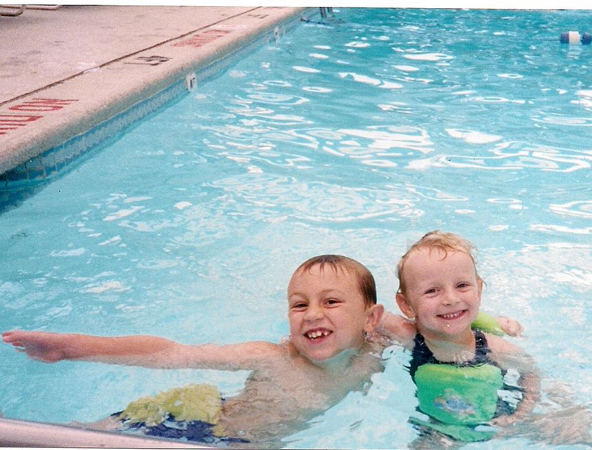 凱蒂從小和哥哥一起游泳
