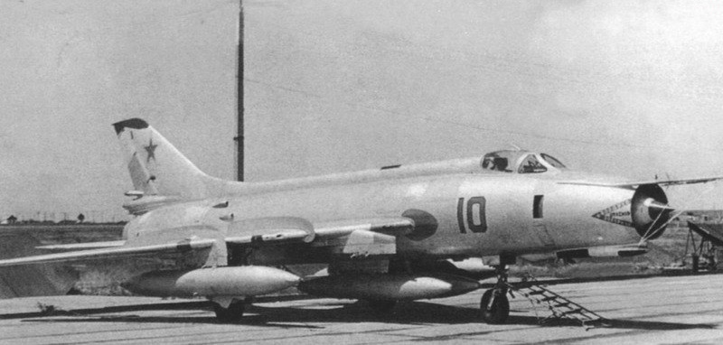 蘇-17M2在機鼻下的鼓包中安裝了一部都卜勒導航雷達