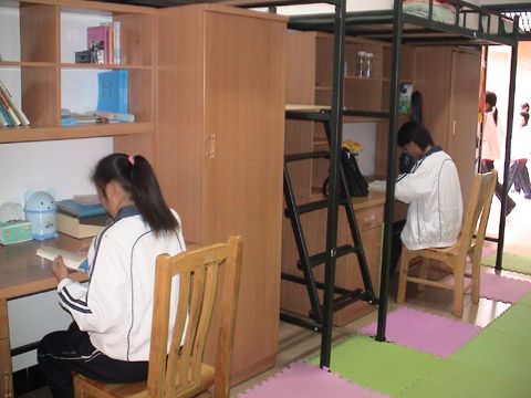 學生在四人房間內學習