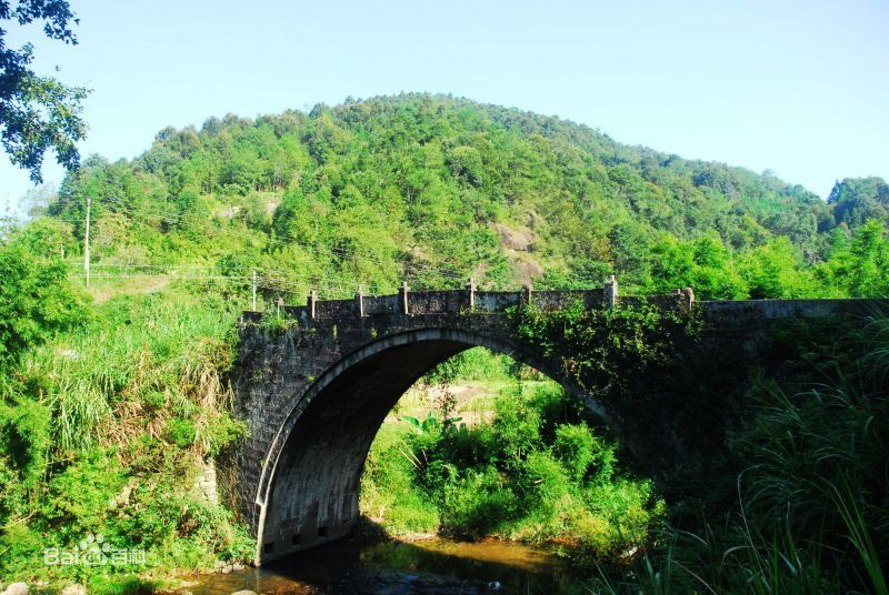 龍虎石坑