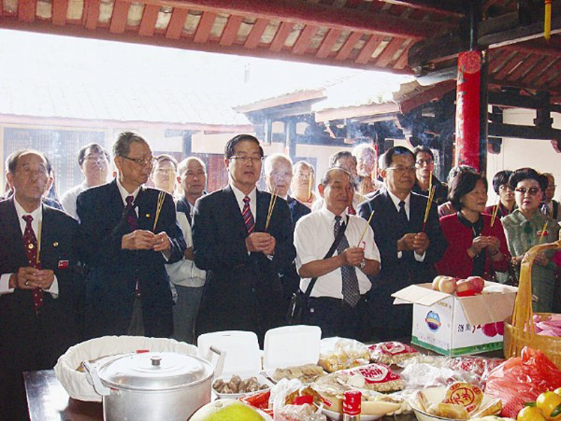 李朝卿（前排左三）在祭祖