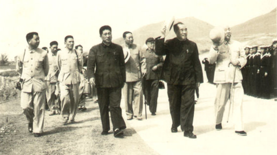 1959年陪同朱德、董必武視察海軍基地