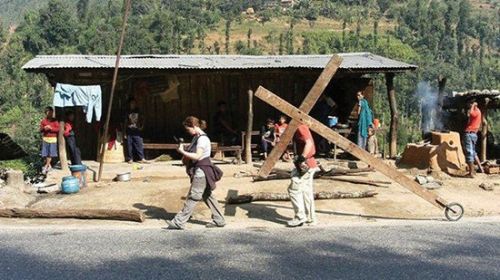 哈蒙帶著十字架行走在尼泊爾一處村莊