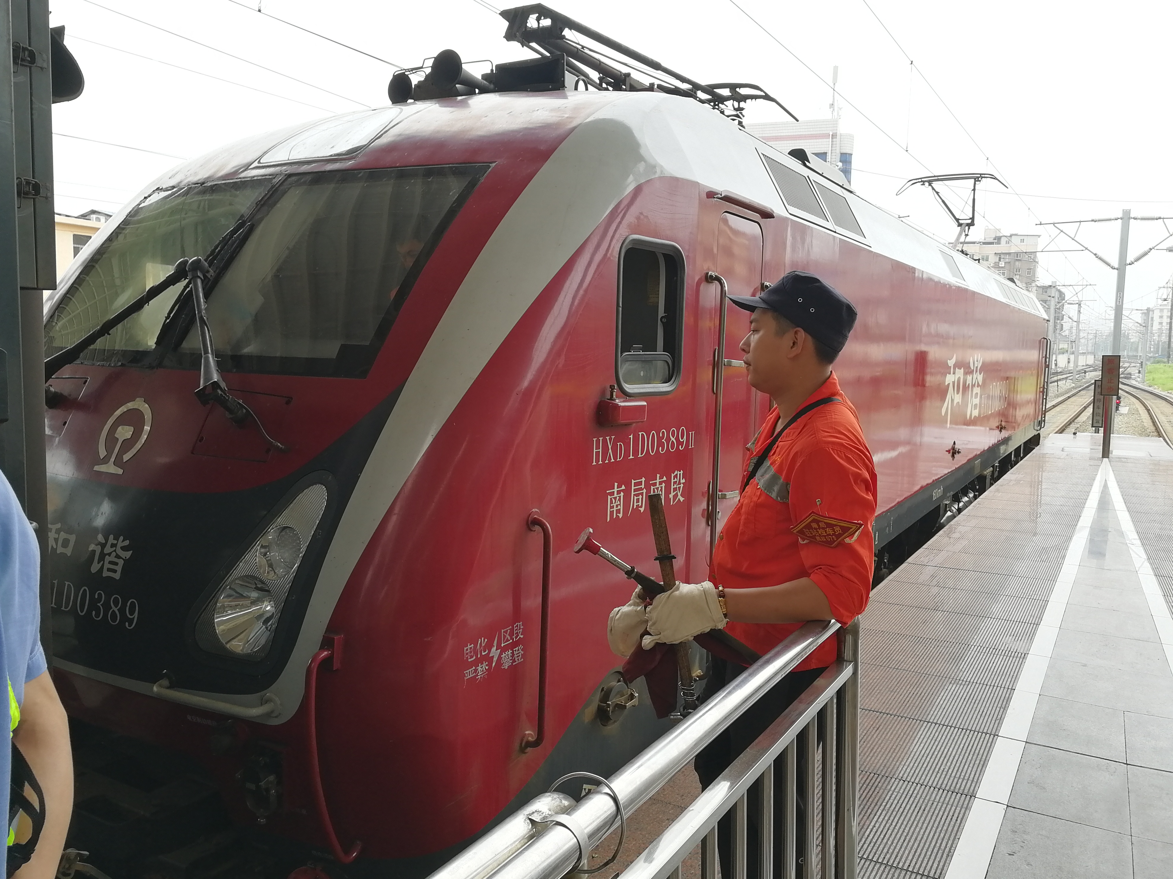 Z107次列車在南昌站機務段進行火車頭交接