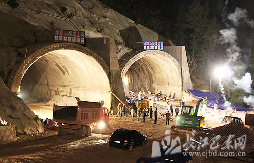 宜巴高速譚家山隧道右洞正式貫穿