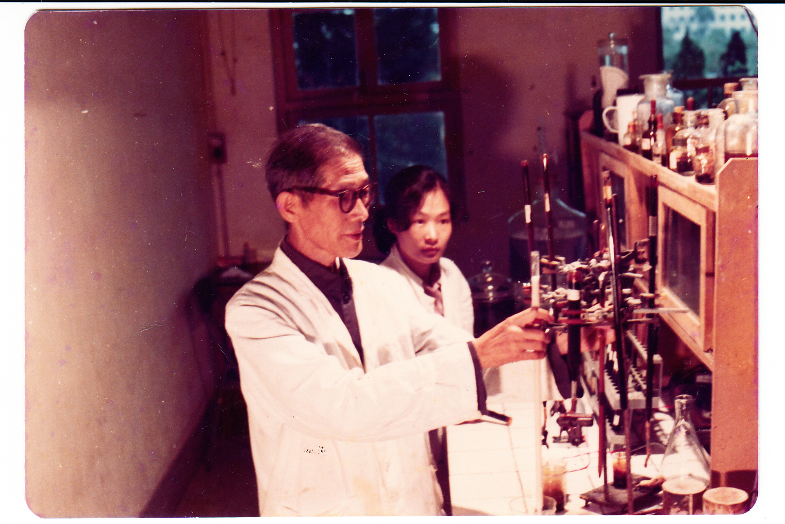 葉作舟先生在研究室內進行中化-798漿材的研究，圖為試驗操作中