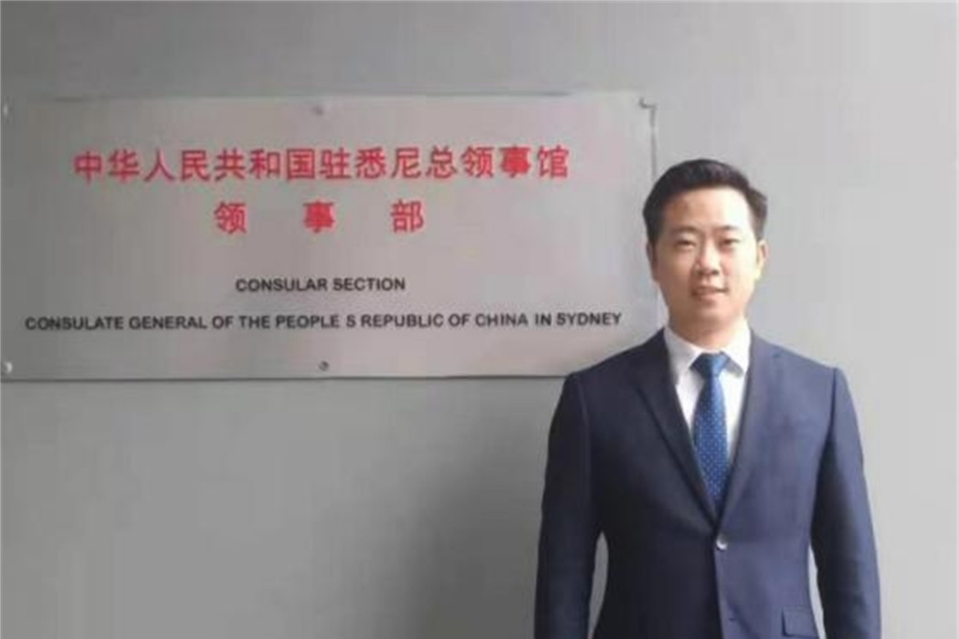 楊方(東方金典商業集團有限公司董事長兼總經理、全聯民間文物藝術品商會副會長) 楊方(東方金典商業集團有限公司董事長兼總經理、全聯民間文物藝術品商會副會長)