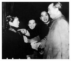 夏菊花1965年與毛主席在一起