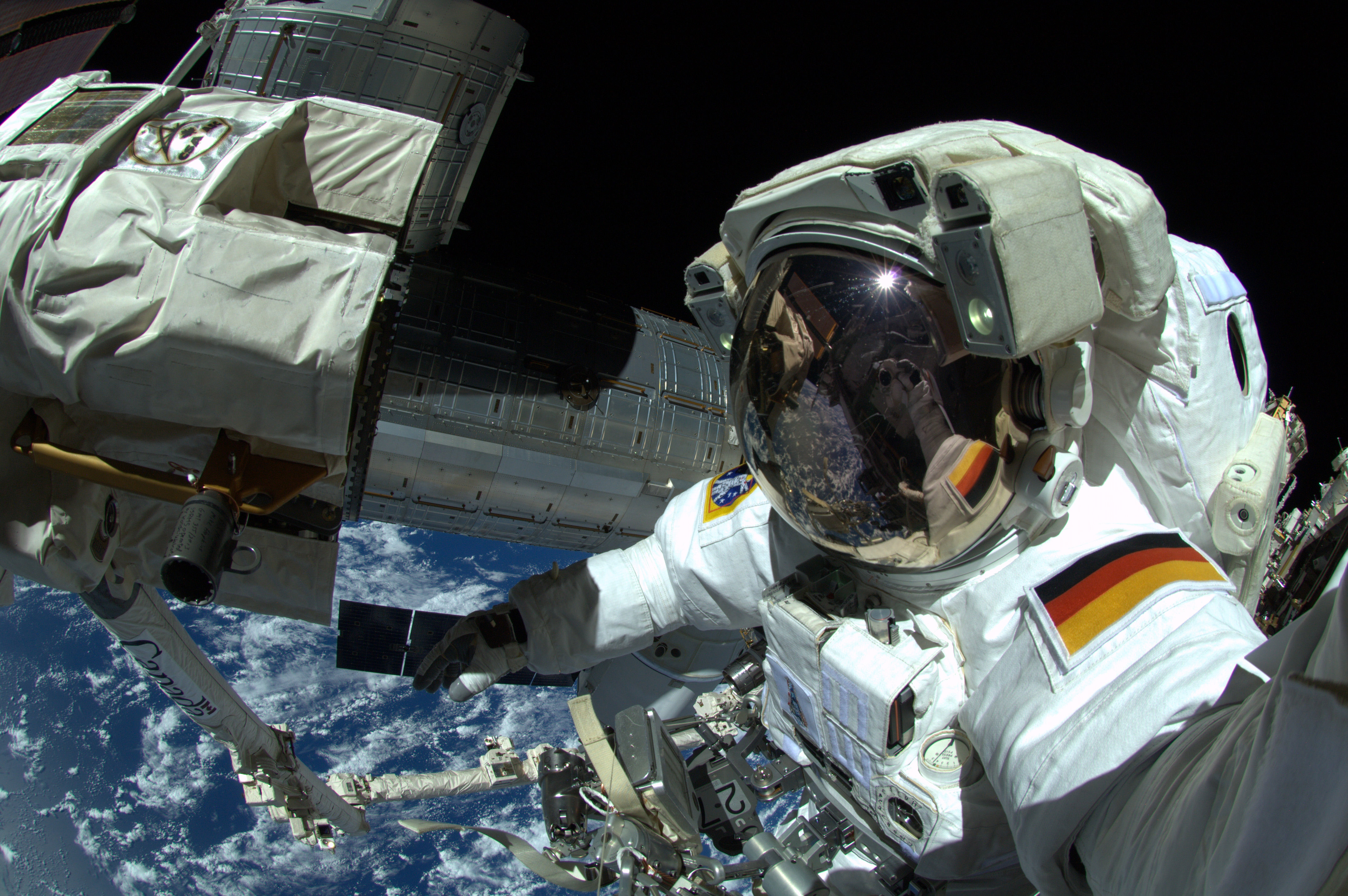 ESA，德國太空人太空行走