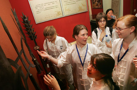 一些外國留學生參觀中國武術博物館