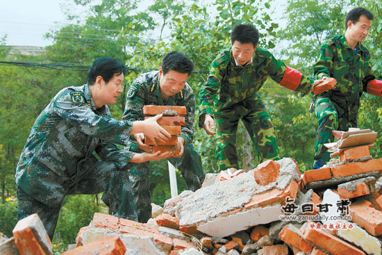黃曉成(左一)帶領民兵參加災後重建