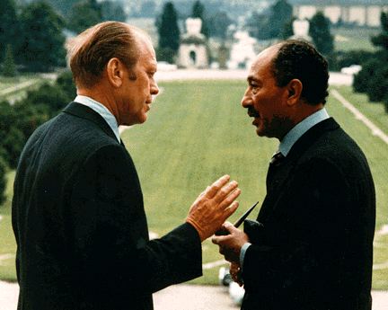 1975年與埃及時任總統薩達特交談