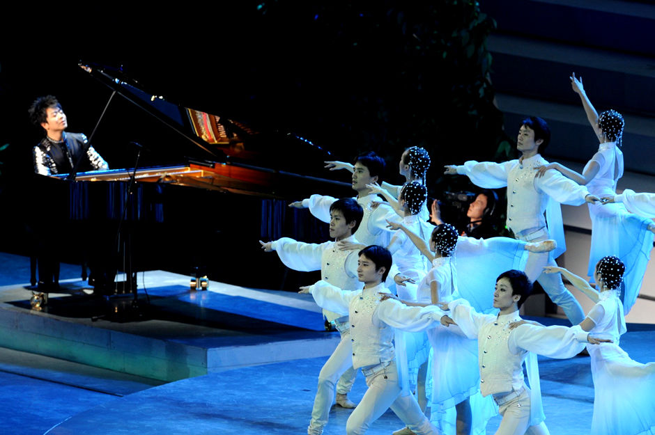 著名鋼琴家郎朗在演奏《新上海協奏曲》