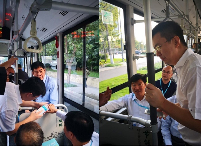 小碼聯城副總裁向劉小明副部長介紹“定製巴士”產品功能