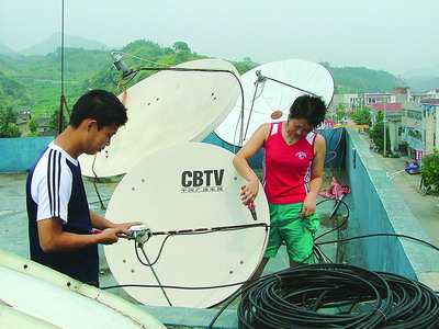 北中鎮廣電站工作人員檢修廣播電視信號設備