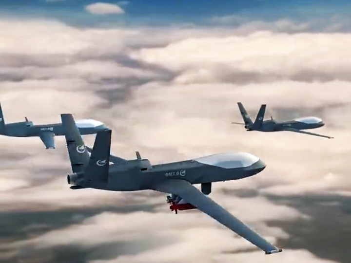 “雲影”無人機視頻中三機編隊攻擊