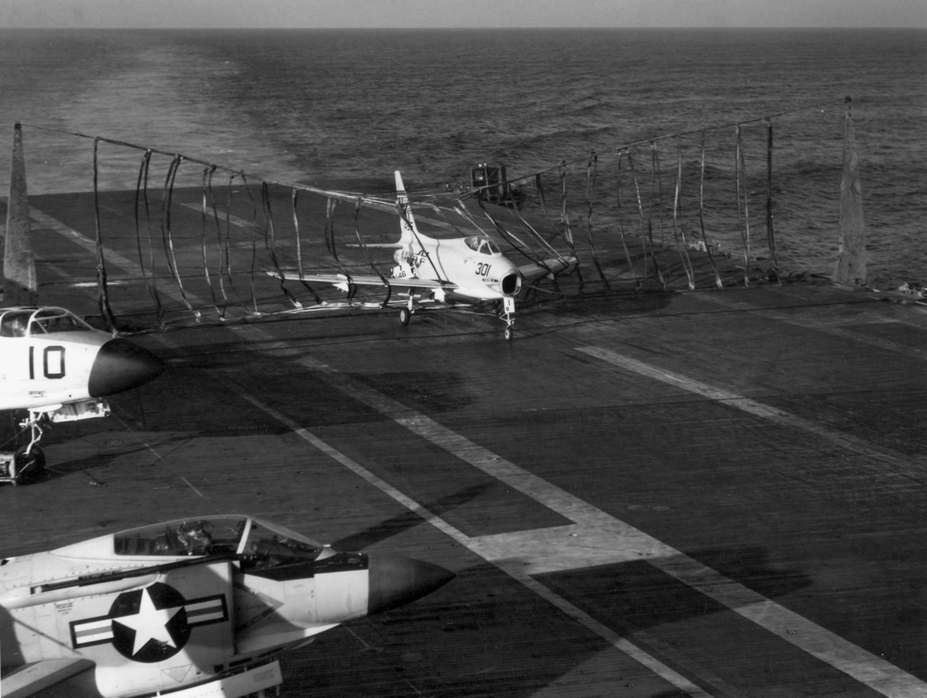 FJ-4B攻擊機在奧里斯卡尼號以攔截網降落