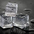冰塊(將液體水冰凍後製成的固體水) 冰塊(將液體水冰凍後製成的固體水)