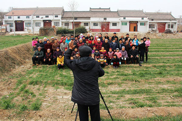 2014年1月5日，記者為祥付村村民拍攝合影