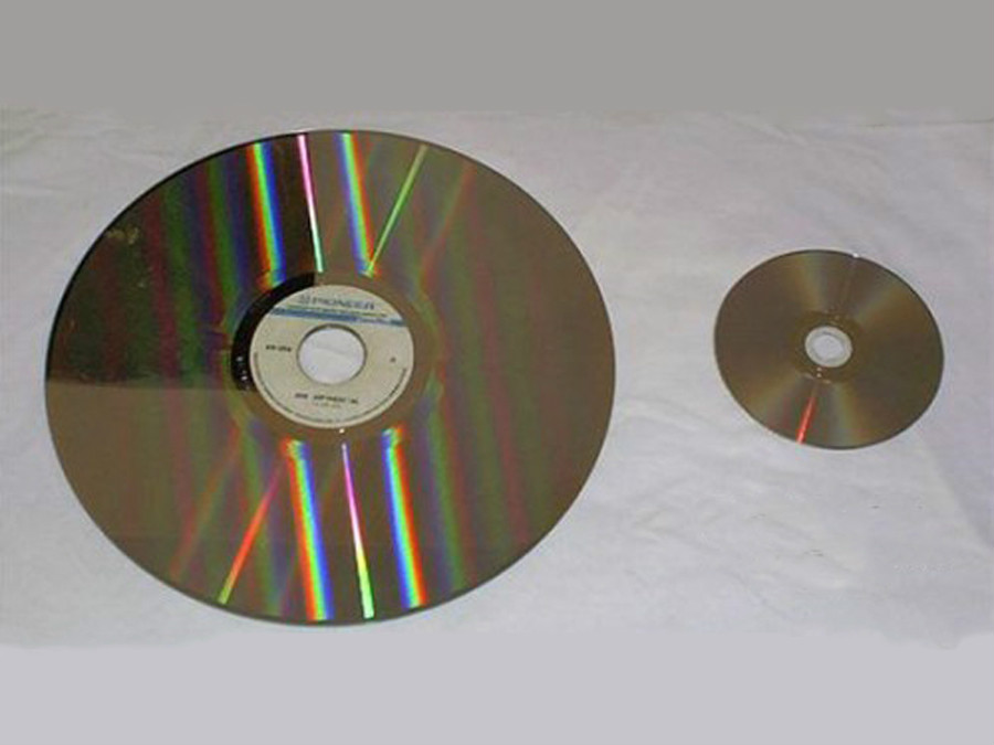 鐳射影碟（左）與DVD（右）