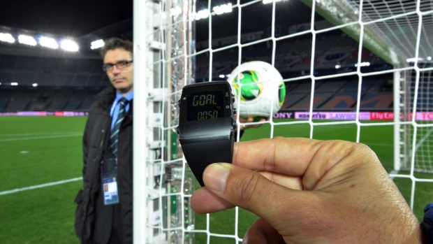 置有晶片的足球以及通知裁判員所使用的手錶