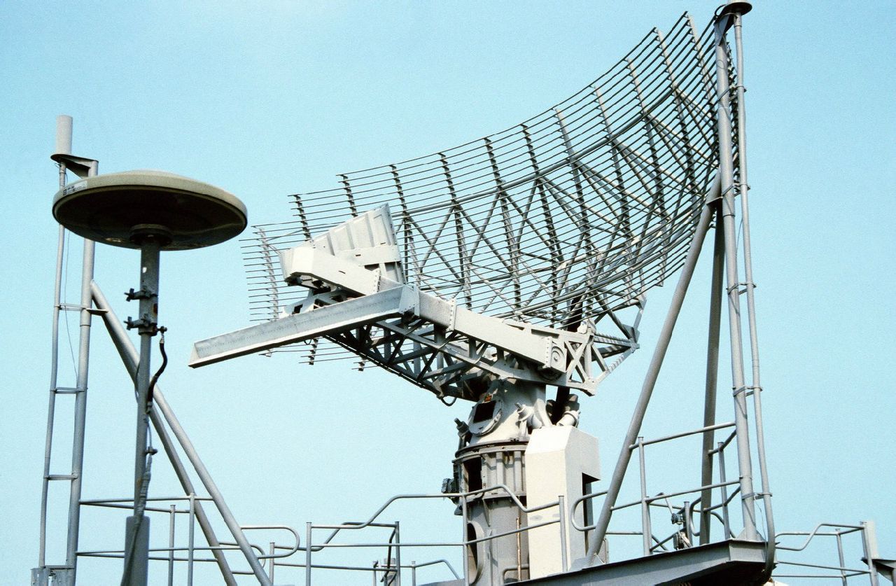 SPS-49型對空搜尋雷達天線