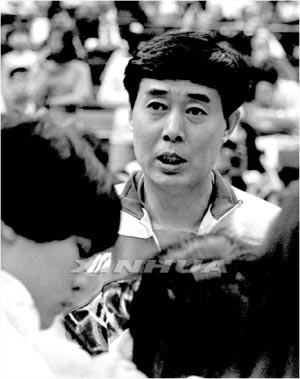 1993年，栗曉峰率隊在香港比賽時接受採訪