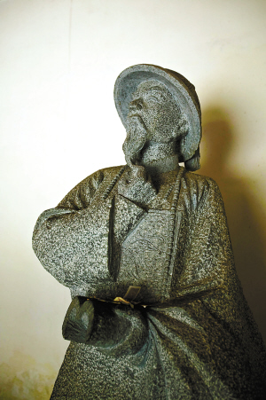　 瓊台書院創始人、進士焦映漢雕像