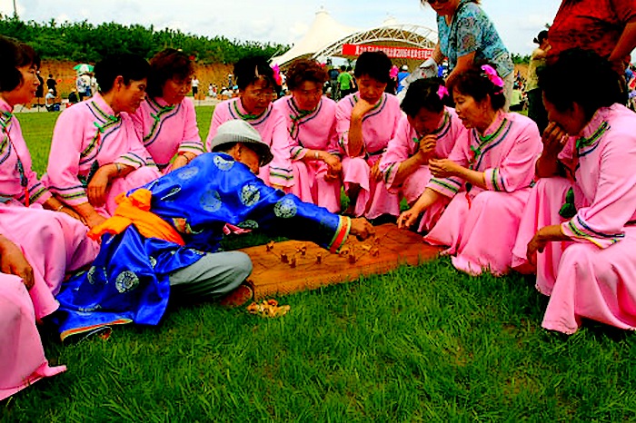 圖2 蒙古族民眾對弈蒙古鹿棋