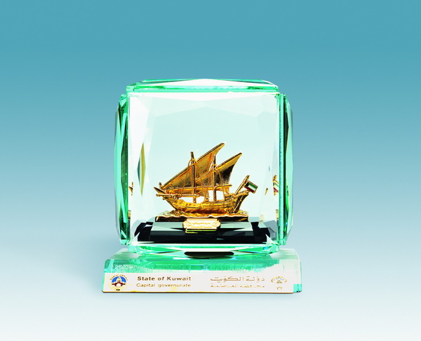 水晶玻璃嵌金帆船模型