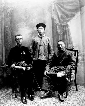 1910年，十三世達賴喇嘛（右）、貝爾（左）