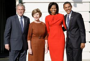 布希夫婦與歐巴馬夫婦在白宮南草坪前合影