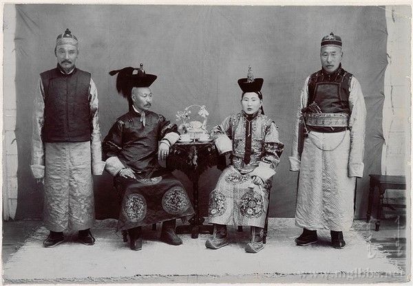 陶克陶胡（左二）與家人
