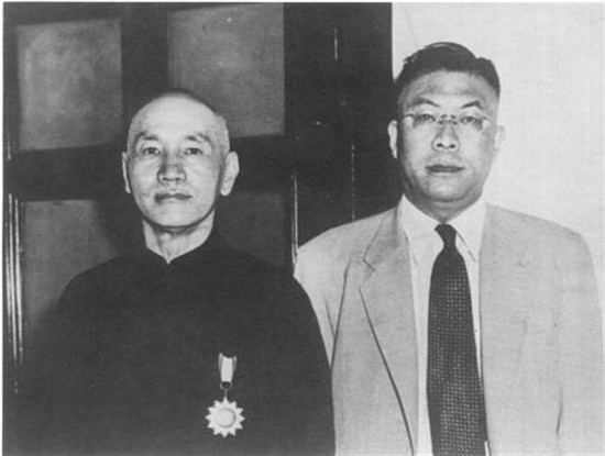 張其昀（右一）與蔣介石
