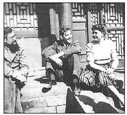 霍克思（中）與燕卜蓀夫婦，北平，1947年