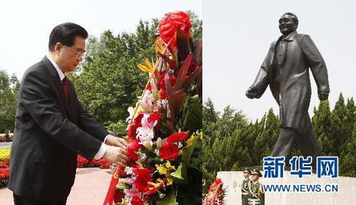 胡錦濤在廣東深圳向鄧小平同志銅像獻花