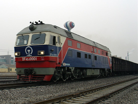 東風4DJ型0001號機車牽引貨運列車通過黃村站