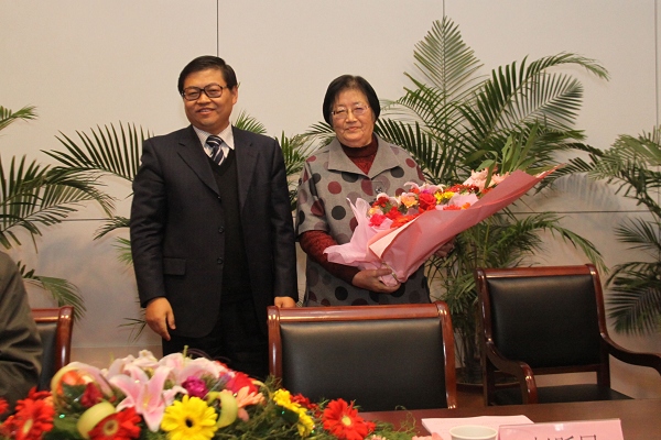 校領導向於洪珍教授獻花並贈送紀念品