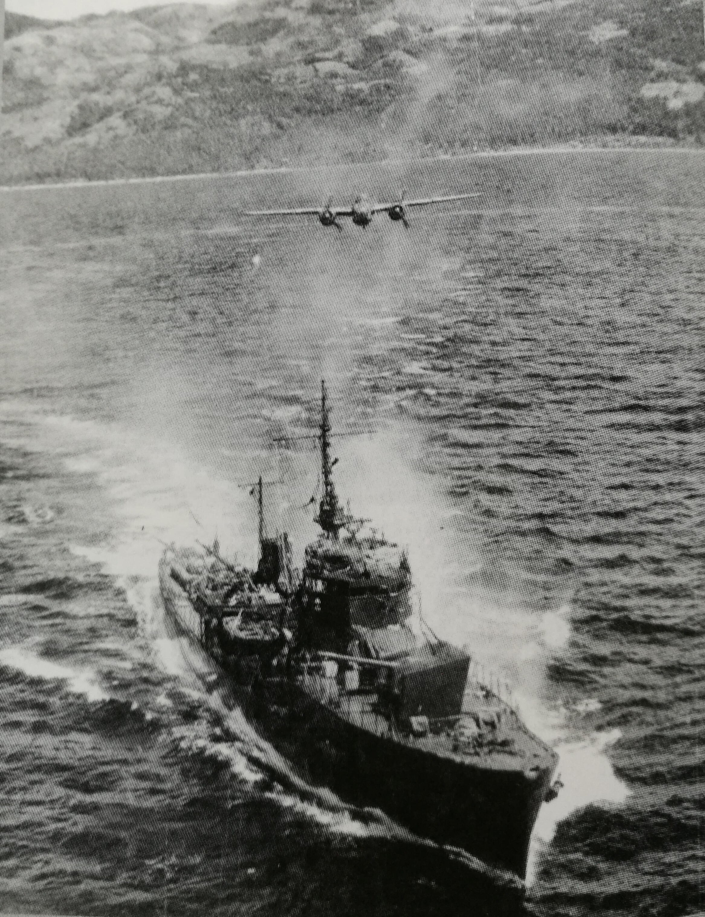 1944年10月11日在奧爾莫克灣遭到B25轟炸的秋霜號