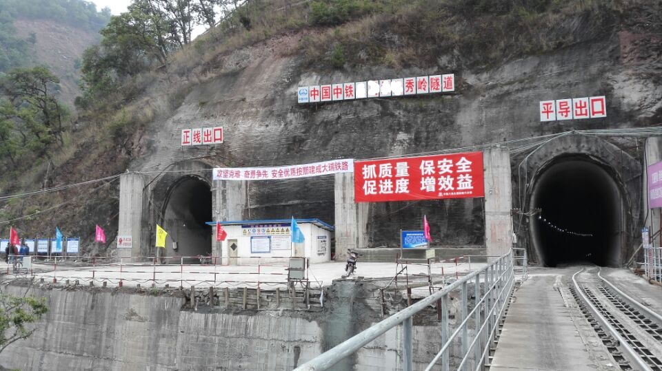 2016年5月施工中的秀嶺隧道正線和平導出口工點