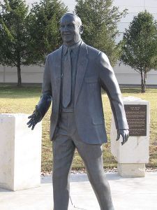 堪薩斯州立大學的厄尼-巴雷特雕像