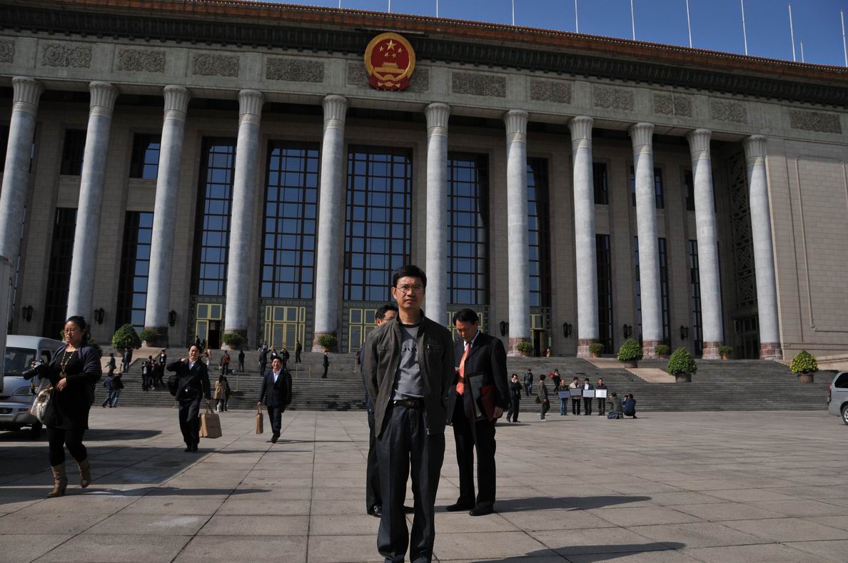 易武在北京人民大會堂獲國大師稱號載譽歸來