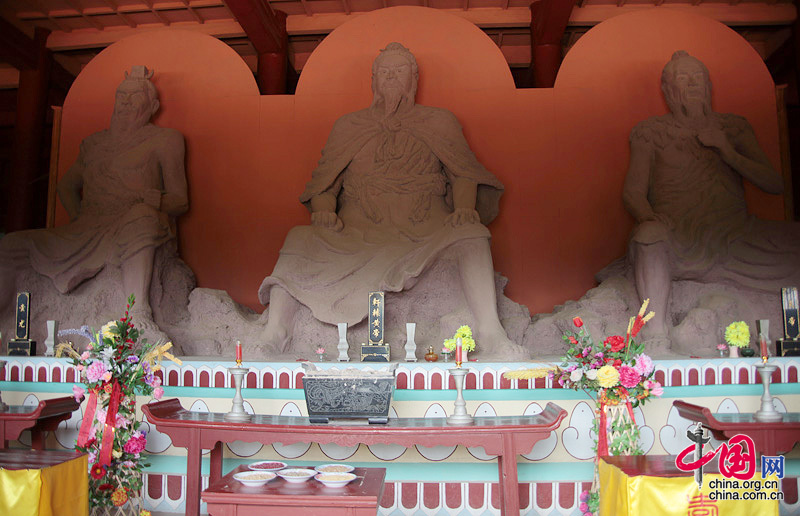 三祖，左起：蚩尤、黃帝、炎帝